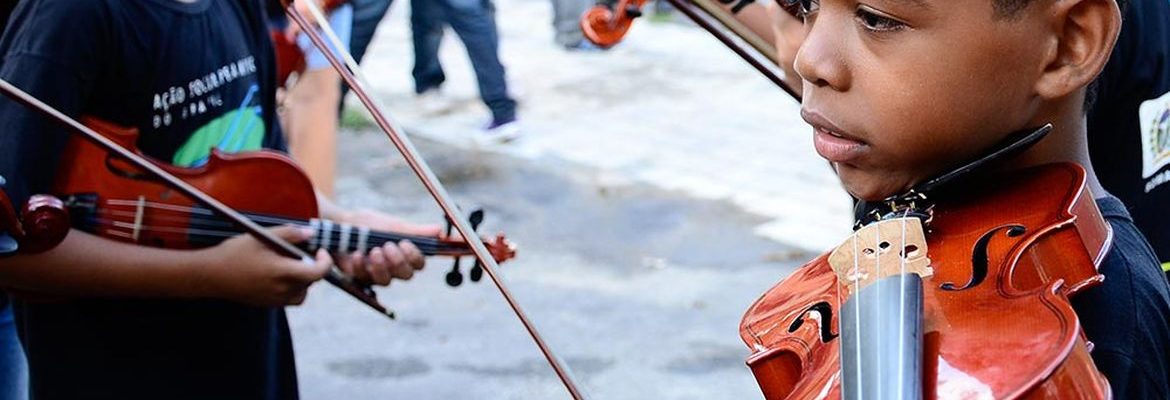 Projeto leva aulas de música para crianças em áreas vulneráveis do Rio